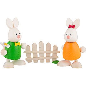 Kleine Figuren & Miniaturen Max & Emma (Hobler) Kaninchen Max und Emma kssend am Gartenzaun - 9 cm